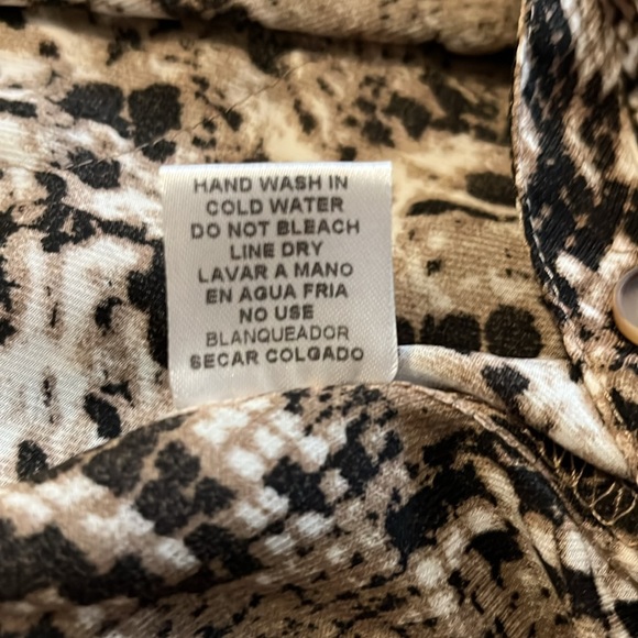 Ladies blouse size Large. Black snake pattern. Button up front. NWT - Picture 5 of 5